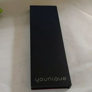 Younique Moodstruck pressed shadow quad pallette